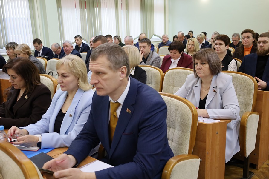    29 июня 1984 года. Среди первых пассажиров метро в Минске - юные ленинцы белорусской столицы. Фото Александра Толочко, Владимира Шубы.   